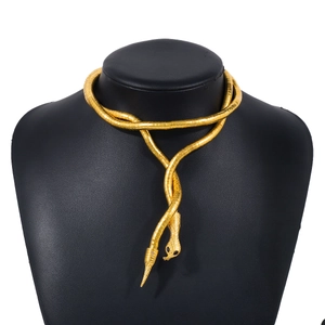 Verstellbare goldene Schlangenkette mit schwarzen Edelsteinaugen auf einem Schmuckständer
