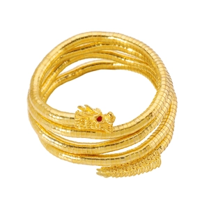 Detailaufnahme des goldenen Drachen-Wickelarmbands mit roten Edelsteinaugen und Schuppen