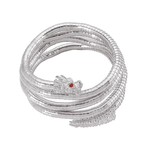 Makroaufnahme des silbernen Drachenarmbands mit feinen Schuppen und roten Steinaugen