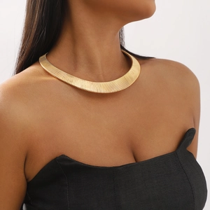 Goldenes Vintage-Halsband mit vertikal gestreifter Plissee-Struktur an einem Model