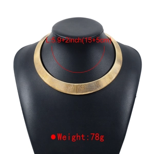 Detailansicht der Vintage Gold Schlangenkette mit vertikaler Textur und Maßangaben