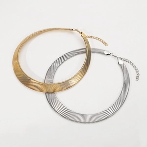 Details der breiten Vintage-Halsreifen mit vertikaler Textur in Gold- und Silber-Finish