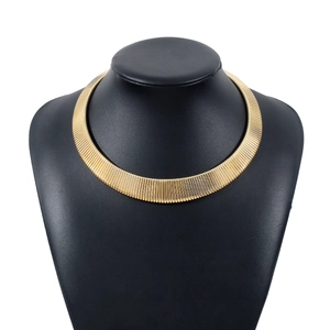 Breites Vintage Punk Gold Omega Choker Halsband auf einem schwarzen Halsmodell präsentiert