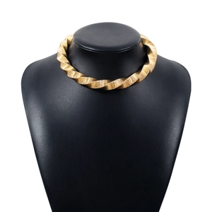 Opvallende gouden gedraaide choker met geometrische spiraaltextuur en een modern ontwerp