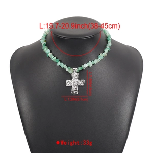 Dettaglio della collana di ghiaia turchese con dimensioni e ciondolo a croce argento