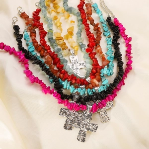 Collana di pietre naturali irregolari con pendente a croce in argento martellato