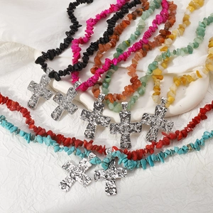 Collana di pietre naturali colorate con pendente a croce in argento vintage
