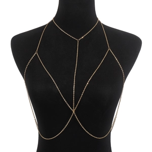 Minimalistische gouden bodychain bikini borstketting getoond op een zwart vrouwelijk paspop