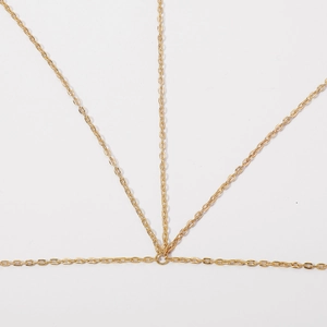 Gedetailleerde macro-opname van een gouden body chain met een ronde metalen verbinding