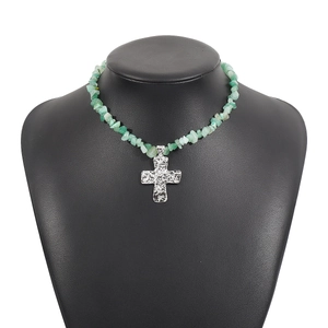 Collana di perle turchesi irregolari con ciondolo a croce in argento stile martellato