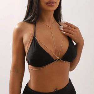 Minimalistische gouden meerlaagse lichaamsketting met halter-cross design op bikini