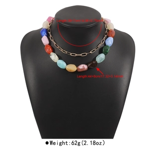 Details der farbenfrohen doppellagigen Harzperlen-Choker und goldenen Legierungskette