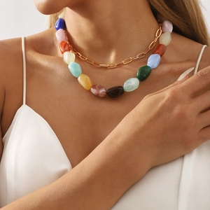 Bunte zweilagige Choker-Halskette mit Harzperlen und goldener Büroklammer-Kettenstruktur