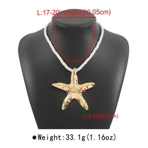 Détail du pendentif étoile de mer dorée avec mesures de taille et poids du collier