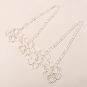 Détail d'une chaîne de corps en perles faite main avec motifs floraux tissés élégants
