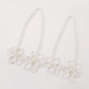 Détails de la chaîne de corps en perles blanches faite main avec motif floral et bretelles