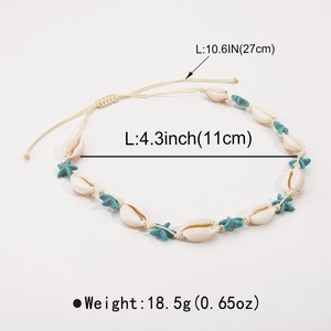 Détail d'un bracelet de cheville en coquillages tissé avec étoiles de mer et mesures