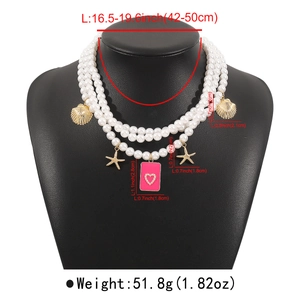 Collier de perles à trois rangs avec étoile de mer dorée et pendentif coeur rose