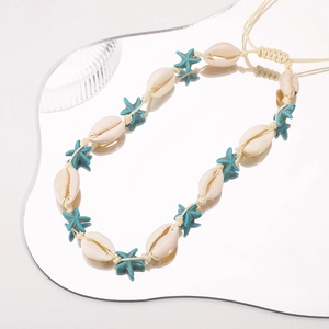 Détail du collier bohème en coquillage avec étoile de mer et cordon ajustable