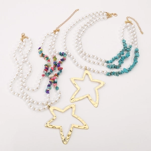 Collier multicouche bohème avec perles, pierres colorées et pendentifs d'étoiles