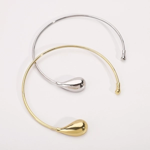 Minimalistischer offener Choker mit großem Wassertropfen-Anhänger in Gold und Silber Optik