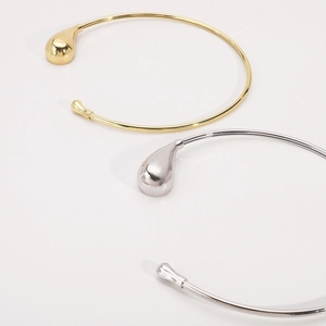 Minimalistische goldene und silberne offene Tropfen-Halsketten mit poliertem Metall-Finish