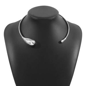 Minimalistische silberne offene Halskette mit asymmetrischen Wassertropfen auf einer Büste
