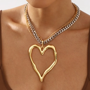 Collier multicouche avec pendentif grand cœur fondu en finition dorée et argentée