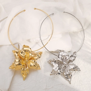 Hammered metal flower choker necklace set in polished gold and silver finishes