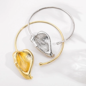 Übertriebene Metallblatt-Chokerhalsketten in Gold und Silber mit realistischer Hammerschlagstruktur
