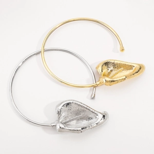Minimalistisches Calla-Lilien-Halsband-Set in Gold und Silber mit Hammerschlag