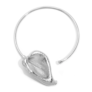 Detail eines silbernen Metall-Chokers mit einem großen gehämmerten abstrakten Blattanhänger