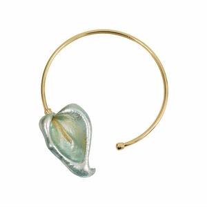 Detailaufnahme der goldenen Halskette mit Calla-Lilien-Design und Perlmutteffekt