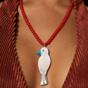 Collana lunga artistica con perline rosse e ciondolo a forma di uccello bianco