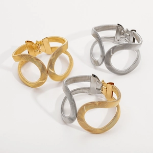 Brazaletes de resorte de serpiente con diseño calado en acabados oro y plata