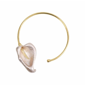 Detail der eleganten Calla-Lilie mit silberner Perlen-Textur und goldenem Metallhalsreif