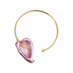 Detail einer rosa Calla-Lilie auf einem goldenen Metall-Choker mit realistischen Texturen