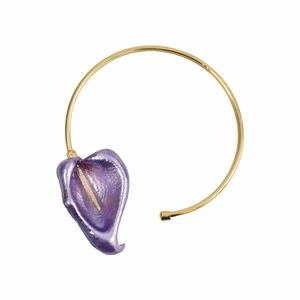 Makroaufnahme des violetten Callah-Anhängers an einem minimalistischen goldenen Metall-Halsreif