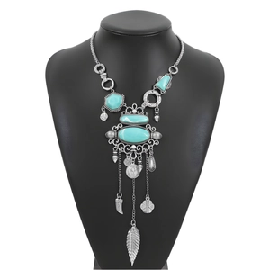 Collar bohemio de aleación plateada con piedras turquesas y colgantes de flecos en busto negro