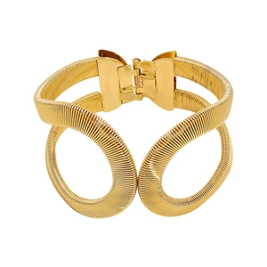 Detalle de brazalete de resorte dorado con motivo de doble anillo y cierre de bisagra