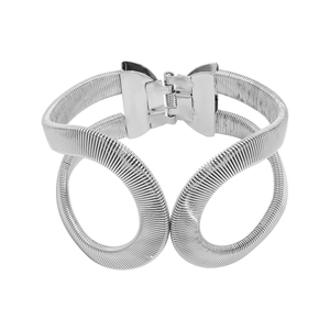 Brazalete de metal plateado pulido en forma de muelle con bisagra en fondo blanco