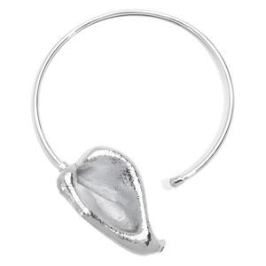 Moderner silberner Metall-Choker mit einem großen, realistischen Calla-Lilie-Anhänger