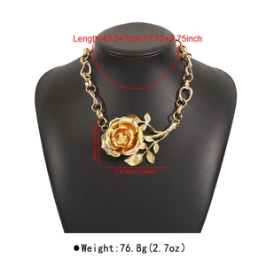 Detailopname van grote gouden 3D-rooshanger met grove schakelketting en fijne texturen