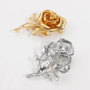 Detail macro-opname van de 3D metalen rozenhanger ketting met bloemblad texturen en bladsteel