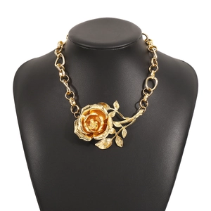 Detailopname van een gouden 3D-rooshanger aan een opvallende schakelketting