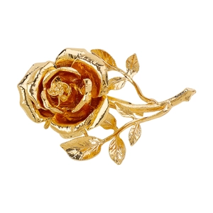 Detailopname van een gouden 3D metalen roos hanger met gedetailleerde bladeren