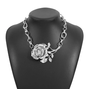 Statement zilveren metalen ketting met grote 3D-roos hanger en grove geometrische schakelketting