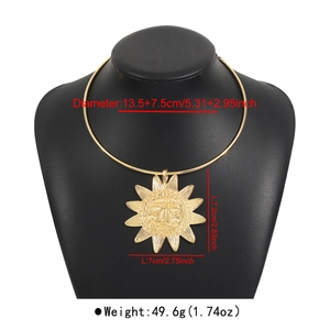 Détail d'un grand collier à pendentif soleil doré avec dimensions sur un buste noir