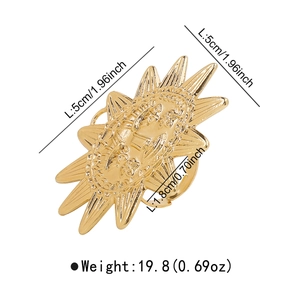 Détail du rond de serviette doré à motifs ajourés avec dimensions du produit incluses