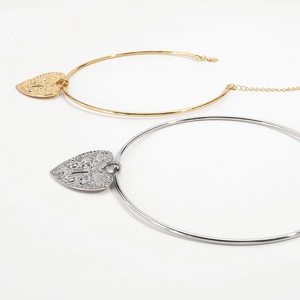 Vue détaillée du collier ras du cou avec pendentif cœur et chaîne réglable en or et argent